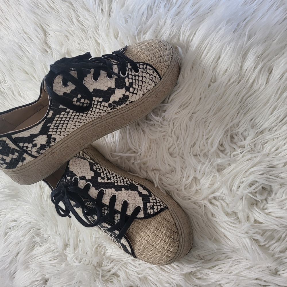 Vince Camuto Calitrie Sleek Black and Tan Sneakers for Everyday Comfort